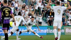 ELCHE, 11/03/2023.- El delantero del Elche Tete Morente (c) celebra tras marcar el gol del empate 1-1 durante el partido de Liga que el Elche y el Valladolid disputan este sábado en el estadio Martínez Valero de Elche. EFE / Manuel Lorenzo
