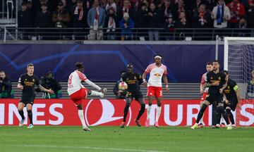 Hamadou Aidara saca un derechazo desde el borde del área y el portero del Real Madrid, muy atento, desvía el balón con el brazo izquierdo.