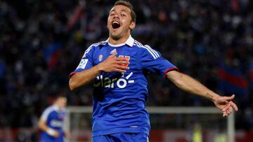 Marcelo D&iacute;az celebrando un gol por la U. de Chile.