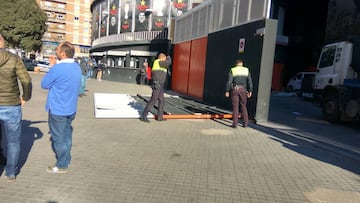 Imagen de la puerta ca&iacute;da de Mestalla. 