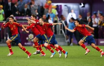 Los jugadores celebran el pase a la final de la Euro tras conseguir Cesc Fábregas anotar el penalti decisivo.