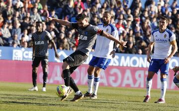 El lateral del Alav¨¦s se adjudic¨® la asistencia del cuarto gol del equipo babazorro ante el Zaragoza. Su carrera de fe por banda para recoger un bal¨®n llovido y ponerla en el ¨¢rea, antes de que saliera por l¨ªnea de fondo, bien merece un lugar en este once. Luis Rioja finiquit¨® el 'regalo' alojando la pelota dentro de la porter¨ªa.