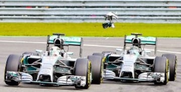 Los monoplazas de Lewis Hamilton y Nico Rosberg se tocan. 