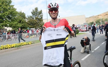 Attila Valter, con el maillot solidario