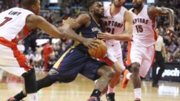 Tyreke Evans entra a canasta flanqueado por Lowry y V&aacute;squez.