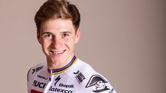 El ciclista belga Remco Evenepoel posa con el maillot arcoíris con el que competirá en la temporada 2023.