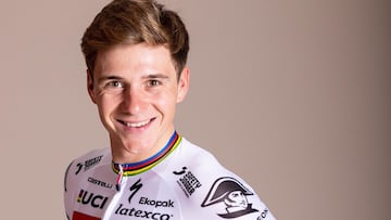 El ciclista belga Remco Evenepoel posa con el maillot arcoíris con el que competirá en la temporada 2023.