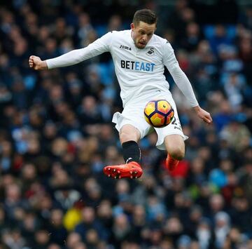 Mediocampista del Swansea City.