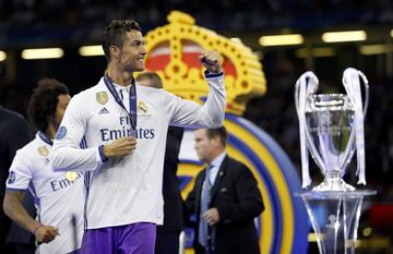 Cristiano ganó cuatro Champions con el Real Madrid. En la foto, posa con la Copa ganada en el 2017 a la Juventus.
