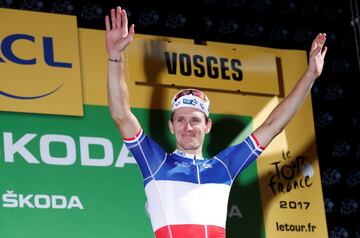 Arnaud Démare celebra la victoria en el podio.