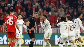 Los jugadores del Madrid protestan la expulsión de Camavinga.