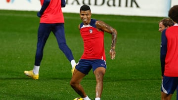 MAJADAHONDA (MADRID), 30/11/2023.- El defensa mozambiqueño del Atlético de Madrid, Reinildo Mandava, durante el entrenamiento del equipo celebrado este jueves en la Ciudad Deportiva Wanda de Majadahonda. EFE/ Rodrigo Jimenez