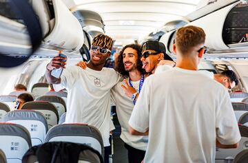 Los jugadores Nico Williams, Marc Cucurella y Lamine Yamal se hacen un autorretrato antes de despegar en Alemania.   