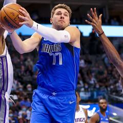 Doncic resuelve con un triple desde casi el medio del campo