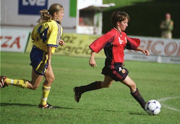 Alicia Fuentesjunto con Linda Fagerstrom, de la Selección sueca, durante un encuentro correspondiente a la fase de clasificación cel Campeonato de Europa. 