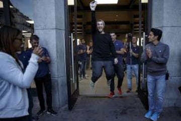 La tienda Apple de la Puerta del Sol ha abierto sus puertas para vender por primera vez el iPhone 7.