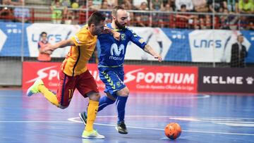 Ricardinho pelea con Saad por un balón.