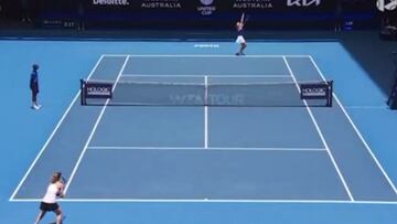 Este saque de tenis se hizo viral y se recordará como uno de los peores de la historia