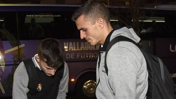 Toni y Masip firman autógrafos al llegar a Huesca.