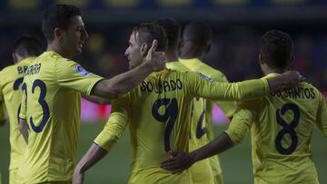 El mexicano terminó asistiendo a Bakambu en uno de los goles con los que el Submarino Amarillo se mantiene en puestos europeos y hunde al Gijón.