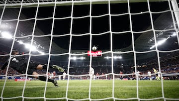 PAMPLONA, 07/10/2022.- El delantero uruguayo del Valencia, Edinson Cavani, en el lanzamiento de penalti que ha fallado frente al guardameta de Osasuna, Sergio Herrera, durante el encuentro correspondiente a la octava jornada de primera división que han disputado hoy viernes en el estadio de El Sadar, en Pamplona. EFE / Jesús Diges.