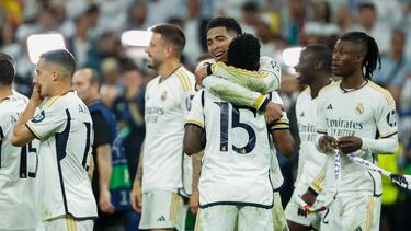 Los jugadores del Real Madrid celebran la victoria tras el partido de vuelta de las semifinales de la Liga de Campeones que Real Madrid y Bayern de Múnich disputaron hoy miércoles en el estadio Santiago Bernabéu, en Madrid.