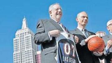 <b>LAS VEGAS, DE GALA. </b>Goodman, alcalde de Las Vegas; Stamminger, presidente de Adidas; y Stern, comisionado NBA, con las camisetas All Star.