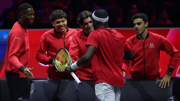 Frances Tiafoe es felicitado por sus compañeros.