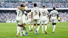 Los jugadores del Real Madrid Vinicius y Joselu celebrando el cuarto gol del partido.