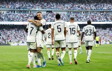 Los jugadores del Real Madrid Vinicius y Joselu celebrando el cuarto gol del partido.