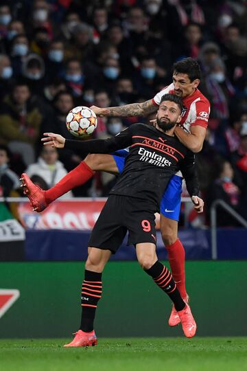 Olivier Giroud y Stefan Savic.