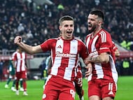 Christos Mouzakitis celebra un gol con Olympiacos.