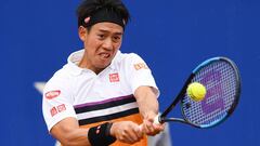 Kei Nishikori devuelve una bola ante Taylor Fritz en el Barcelona Open Banc Sabadell en el Real Club De Tenis de Barcelona.