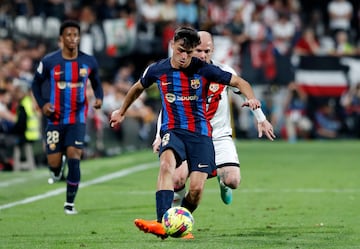 El centrocampista azulgrana, Pedri, en una acción del encuentro en el estadio de Vallecas