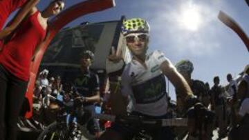 El ciclista español del equipo Movistar, Alejandro Valverde, sale de la ciudad de Vigo al comienzo de la tercera etapa de la Vuelta Ciclista a España, que terminará en Vilagarcía de Aurosa con un recorrido de 184,8 kms. EFE/Javier Lizón