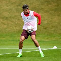 Oxlade-Chamberlain destaca la fuerza, velocidad y poder de Díaz