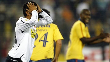 FUTBOL, COLO-COLO/AMERICA.
COPA LIBERTADORES 2007.
OCTAVOS DE FINAL PARTIDO DE VUELTA.
ARTURO VIDAL, SE LAMENTA DE LUEGO DE PERDER UNA OPORTUNIDAD DE CONVERTIR.
08-05-2007.
SANTIAGO, CHILE.
LUIS HIDALGO/PHOTOSPORT.

