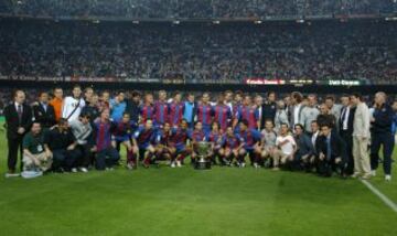 El Barcelona en el a?o 2005 consigue su liga n¨²mero diecisiete. Aqui posa la plantilla con el trofeo.