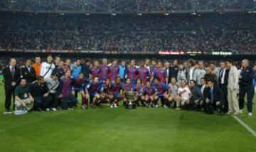 El Barcelona en el a?o 2005 consigue su liga nmero diecisiete. Aqui posa la plantilla con el trofeo.