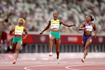 Elaine Thompson-Herah del equipo de Jamaica apunta al marcador cuando cruza la línea de meta, al darse cuenta de que acaba de romper el récord olímpico establecido por Florence Griffith Joyner hace 33 años en la final femenina de 100 metros. El fotógrafo del personal de Getty Images, Cameron Spencer, tomó esta foto con un teleobjetivo y una profundidad de campo reducida que difumina el fondo y centra toda la atención en la alegría de Thompson-Herah.