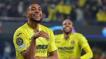 Villarreal's Dutch midfielder Arnaut Danjuma Groeneveld (L) celebrates scoring his team's second goal during the UEFA Champions League first round group F football match between Villarreal CF and BSC Young Boys at La Ceramica stadium in Vila-rea