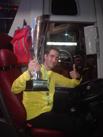 Tony Hernández, con la Supercopa.