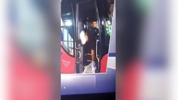 Peligroso resbalón de Cristiano en el bus: ¡se salvó por poco!