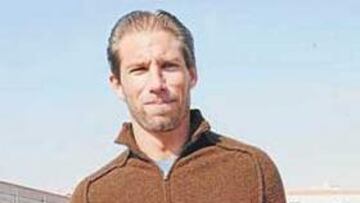 <b>DIALOGANTE. </b>Edu Serrano espera la llamada de Quique Pina para reunirse.