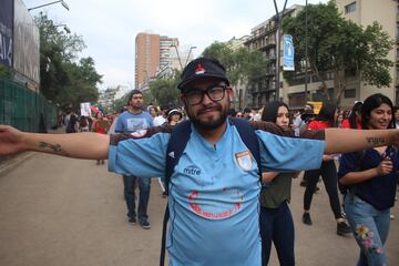 Hinchas de distintos clubes llegaron hasta Plaza Italia para ser parte de la manifestación más masiva. Hasta los archirrivales se tomaron fotografías juntos.