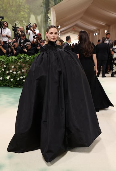 La actriz Rebecca Ferguson posa en la alfombra de la gala MET.