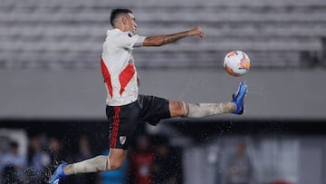 AME3778. BUENOS AIRES (ARGENTINA), 11/03/2020.- El jugador Matías Suárez de River Plate controla la pelota este miércoles contra Deportivo Binacional, durante un partido del Grupo D de la Copa Libertadores, en el estadio Monumental de Buenos Aires (Argentina). EFE/Juan Ignacio Roncoroni