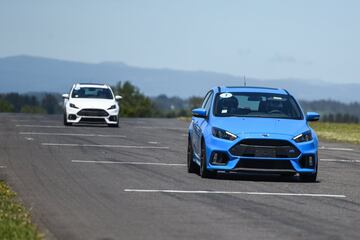 En la Región de la Araucanía Ford presentó por primera vez en Chile el Focus RS. Desde la línea de performance de la marca llega con un motor de 2.3 litros y 350 hp de potencia.
La presentación se llevó a cabo en Pucón y luego se realizó una prueba del vehículo en el autódromo Interlomas de Temuco.