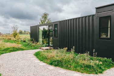 Compran dos contenedores chinos y construyen la vivienda de sus sueños por menos de 400.000 euros: “El terreno costó mucho más”
