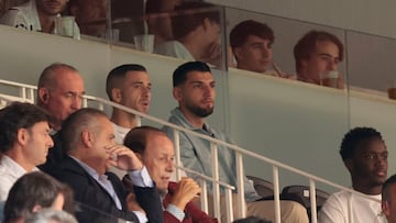 VALENCIA, 24/09/2024.- El delantero del Valencia CF Rafa Mir (cd) sigue desde el palco el encuentro correspondiente a la séptima jornada de LaLiga EA Sports que enfrenta al Valencia CF y al Osasuna en el estadio de Mestalla en Valencia, este martes. EFE/ Biel Aliño
